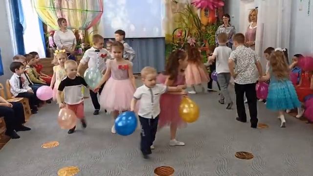 "Танец с малышами и шариками" Евтодьевой Аллы смотреть онлайн