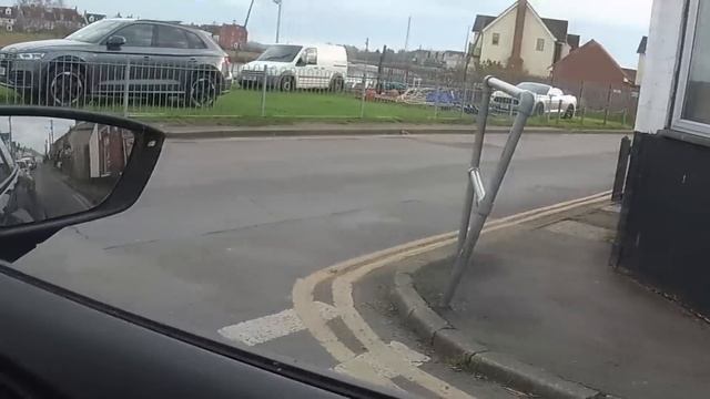 Tight turns when driving - how not to hit the curb and obstructions on tight corners. смотреть онлайн