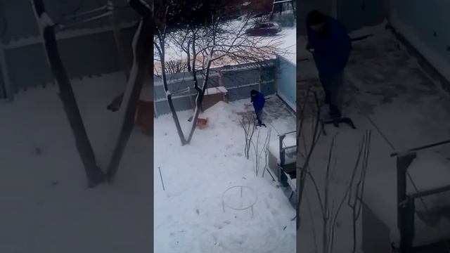 папа чистит снег смотреть онлайн