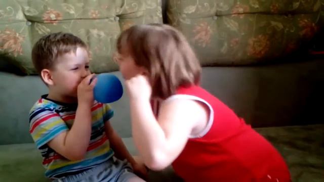 Челендж ПОПРОБУЙ НАДУТЬ ВОЗДУШНЫЙ ШАРИК И НЕ ЗАСМЕЯТЬСЯ смотреть онлайн