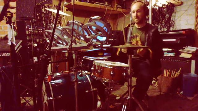 Drum sound comparison: mobile phone vs large-diaphram tube mic (Rode NTK) смотреть онлайн