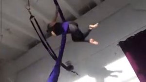 Воздушная гимнастика на полотнах с Женей Дудиной.