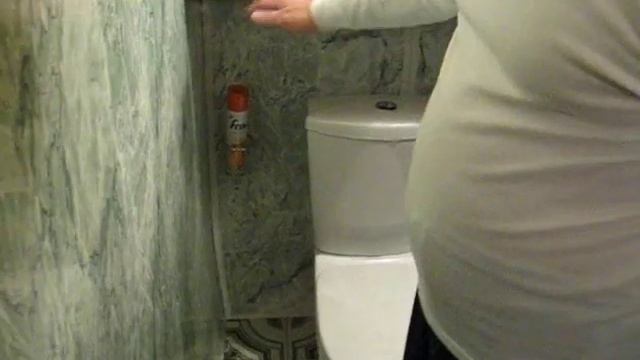 Удобный унитаз и хитрая задняя стенка. www.911024.ru смотреть онлайн