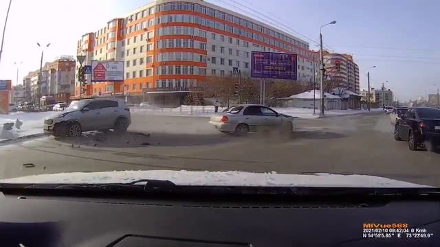 Омск 10.02.2021.Момент ДТП на пересечении ул. Куйбышева и 10 лет Октября. смотреть онлайн