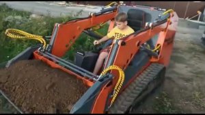 Ребёнок управляет гусеничным мини погрузчиком. Видео от клиента. За рычагами Лёня Цыбенко 10 лет НСК