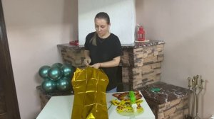 Фольгированная цифра 1 на стойке из воздушных шаров, с львом, тигром и жирафом своими руками