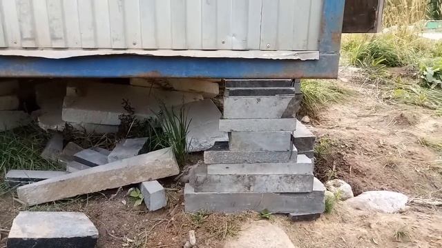 Дачная бытовка - домкратом ставлю на блоки. смотреть онлайн