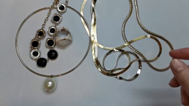 104. Продолжение распаковки большого лота. Часть 2. Наконец то мне попались зажимы для перчаток. смотреть онлайн