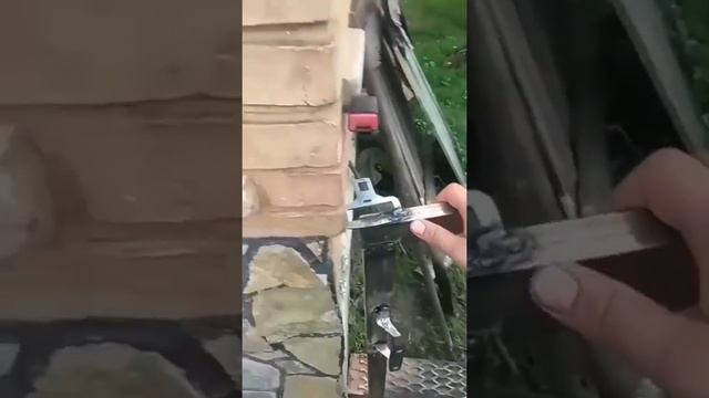 Защелка на калитку из замка ремня безопасности . смотреть онлайн