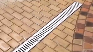 УСТАНОВКА ВОДООТВОДНЫХ ПЛАСТИКОВЫХ ЛОТКОВ НА БЕТОННОЕ ОСНОВАНИЕ