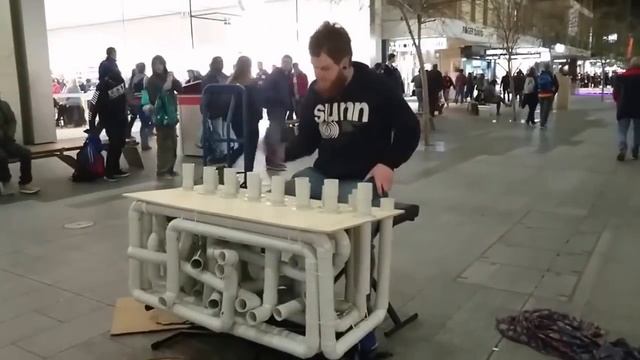 Мужик играет на водопроводных трубах. Топ 2017.