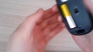 Видео: Как достать батарейку из компьютерной мышки?
