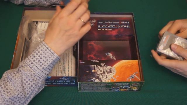 Распаковка игры "Борьба за галактику" (Race for the Galaxy) от Hobby World смотреть онлайн