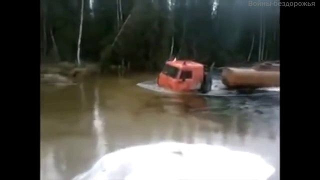 На грузовике КамАЗ с прицепом, проезжаем через бурлящую реку ранней весной. смотреть онлайн