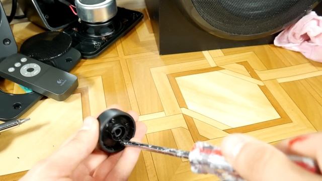 Look inside Logitech Z906 5.1 Speakers + trying open control console смотреть онлайн