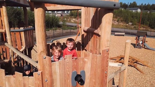 Robinia Castle by KOMPAN - Nature Play - For all Princesses and Princes смотреть онлайн