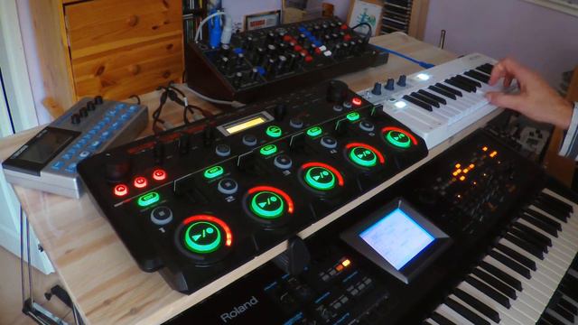 Behringer Model D & Boss DR-110 song Analog Couple 4.9.2021 смотреть онлайн