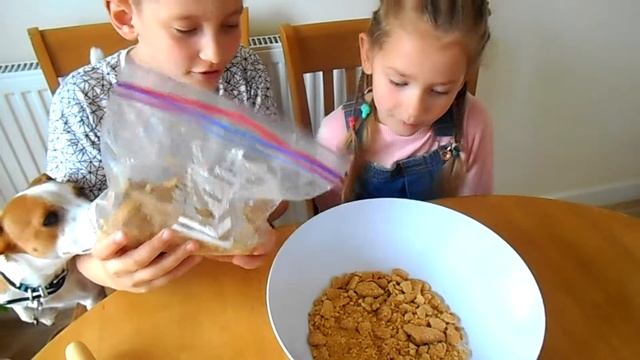 Готовим вместе с детьми. Простые и очень вкусные пирожные в холодильнике! смотреть онлайн