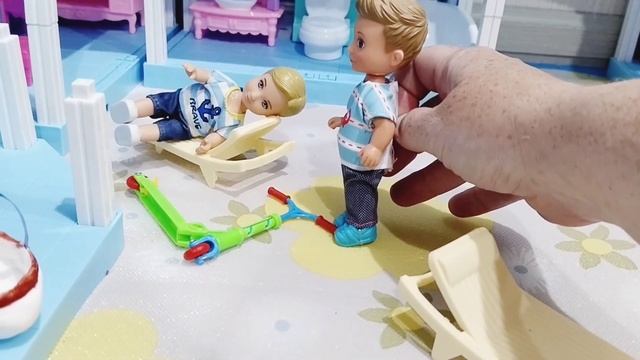 Опасный самокат и правила безопасности. Кукольные истории смотреть онлайн