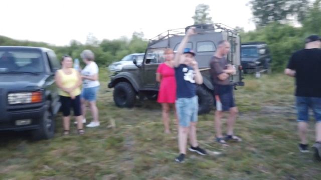 Газ 69 против Соболя в жутком болоте