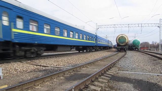 Электровоз ЧС7-093 с поездом№024Ш Одесса-Москва станция Нара 26.04.2017 смотреть онлайн