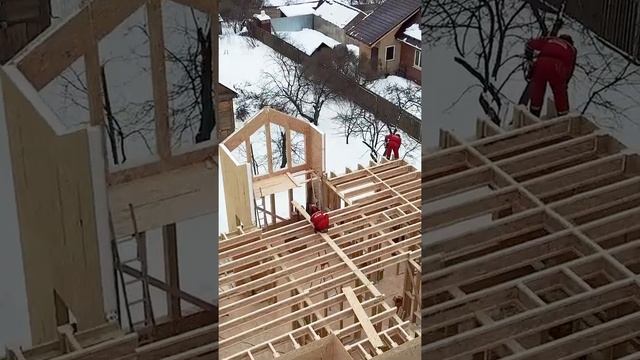 Монтаж межэтажного деревянного перекрытия в доме: двутавровые балки #Shorts смотреть онлайн