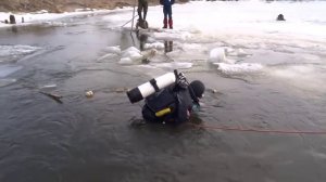 Достают из воды тело утонувшего ребенка