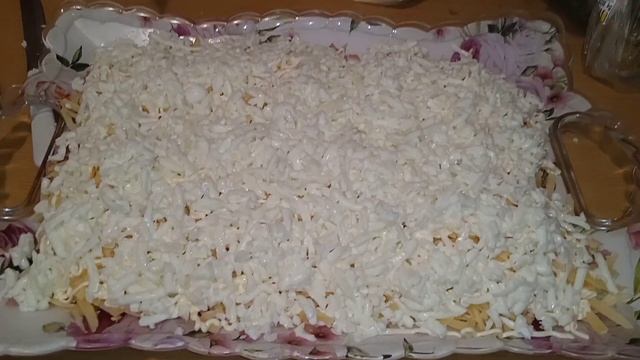 Слоёный салат"Воздушный" Ингредиенты:Курица копчёная,лук, морковь,ветчина, майонез,сыр, яйца смотреть онлайн