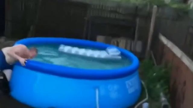 Идеальный прыжок в надувной бассейн