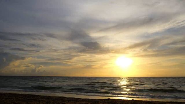 Восход солнца над Атлантическим океаном (вид с линии прибоя) смотреть онлайн