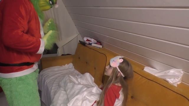 ГРИНЧ в Реальной жизни! Новогодние приключения Миланы и Ильи! смотреть онлайн