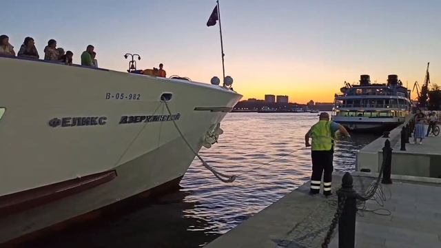 Северный речной вокзал в Москве. Прогулочные трамвайчики и круизный теплоход 