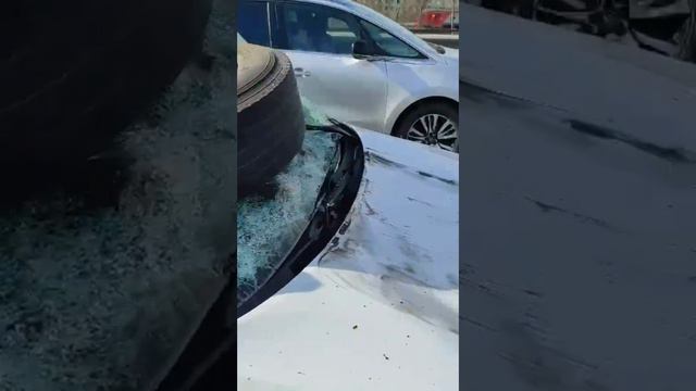 Колесо от грузовика залетело в салон