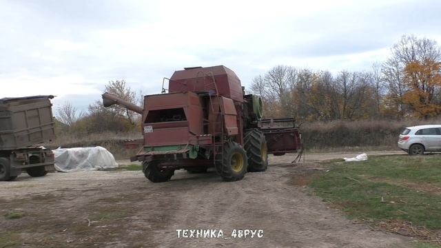 Комбайн Дон-1500 Запуск двигателя СМД-31 и разгрузка в высокий прицеп смотреть онлайн