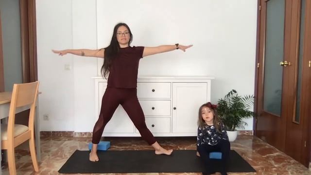 Clase de Yoga en FAMILIA #YoMeQuedoEnCasa | Yoga para niños смотреть онлайн