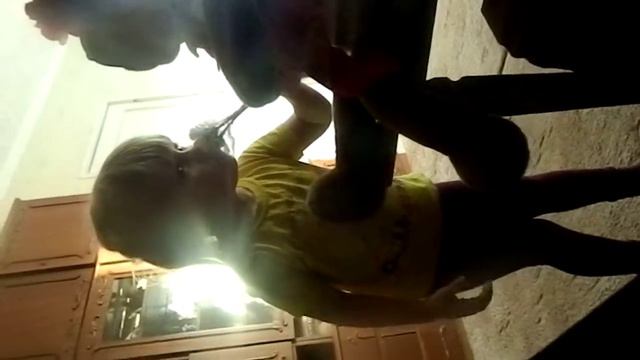 Что творят дети, когда их родители ничего не замечая пьют чайок :) :) :) смотреть онлайн