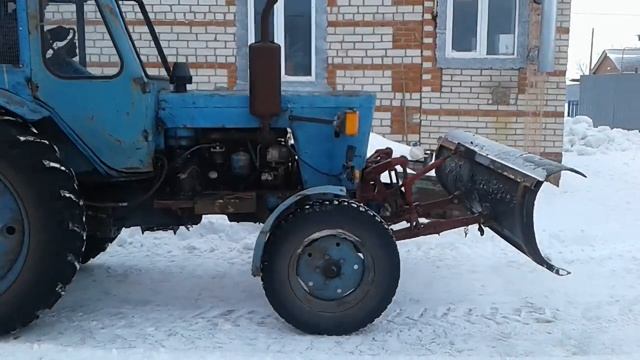 МТЗ-50 чистит снег во дворе смотреть онлайн