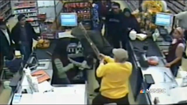 Clerk Knocks Out Armed Robber With Bat смотреть онлайн