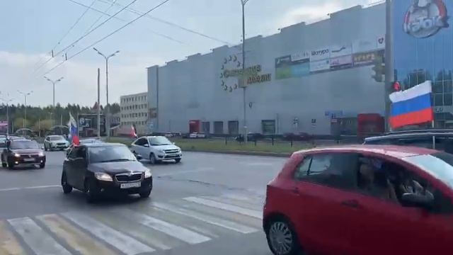 Автопробег в честь Дня российского флага в Ижевске смотреть онлайн
