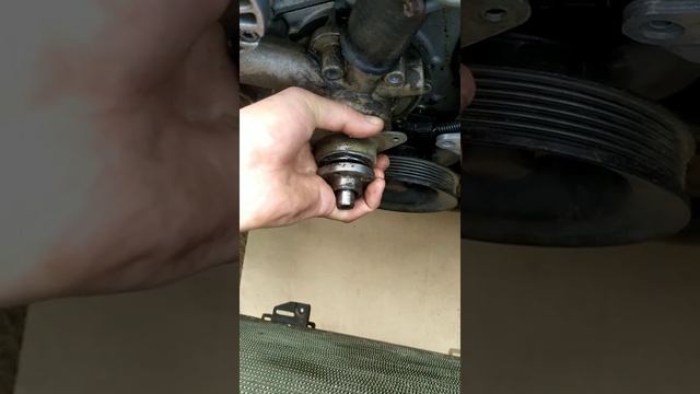 Как снять помпу на Мерседес w124. 102. смотреть онлайн