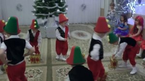 Муз. рук.  Максюта Г. В.Танец гномов с фонариками на новогоднем утреннике 2014 в средней группе.