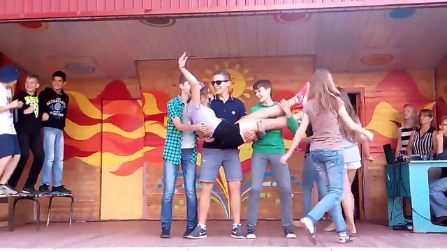Птицы летают стайками... смотреть онлайн
