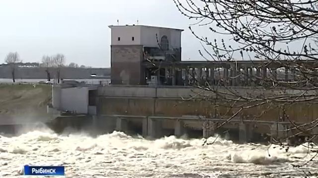 В Рыбинске набережная Волги ушла под воду смотреть онлайн