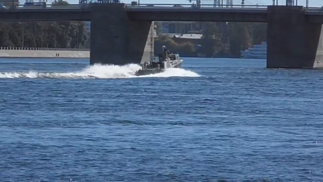 Военный катер,скутера.Нева 07.09.2013 Neva river,St.Petersburg,Russia смотреть онлайн
