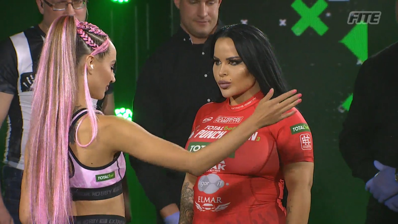 Женский турнир по пощечинам в присутствие Шварцнегера