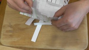 ПЛЕТЁННАЯ КОРЗИНКА из полосок бумаги / Делаем вместе