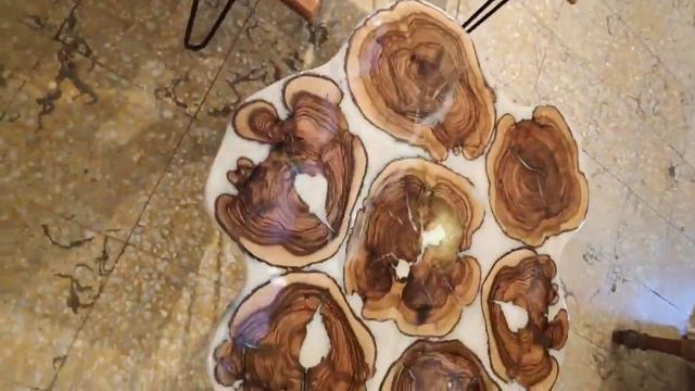 Стол из смолы и дерева. Столешница из эпоксидной смолы. Стол река из слэба. Кофейный столик смотреть онлайн