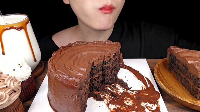 [ Chocolate Cake mukbang ] Enjoying thick and rich flavored Devil's Food Cake eating sound ASMR смотреть онлайн