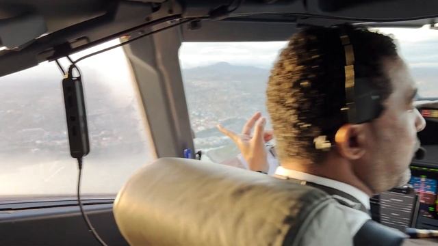 BOEING 737-700 TACV CABO VERDE AIRLINES LANDING PRAIA - CABO VERDE смотреть онлайн