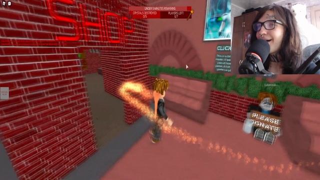 Меня преследует ДЕВОЧКА В КРАСНОМ ПЛАТЬЕ в Роблокс! ? ВЫЖИВАНИЕ в Roblox Страшная Игра смотреть онлайн